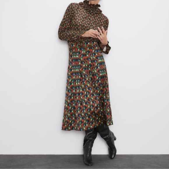 ZARA RUFFLED PRINTED BLOUSE SIZE S
Toffee 0/8570/095/745/02 - Picture 4 of 9